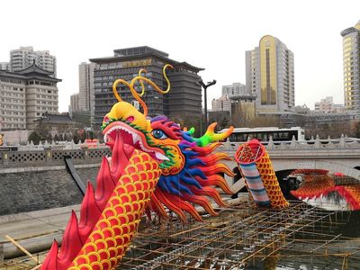 西安城墙南门外惊现百米巨型龙灯!城墙宝宝带你去探班制作现场!
